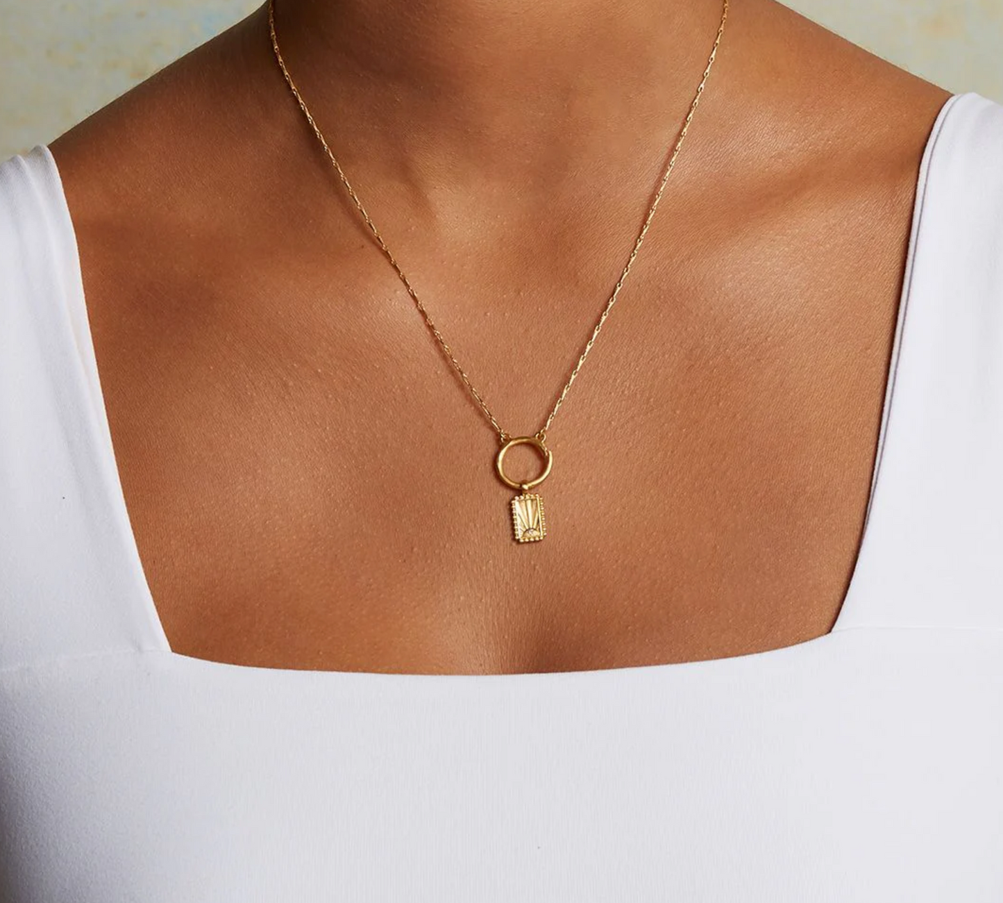 Charms rectangular con rayos de sol